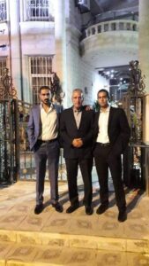 المهندس محمد الطراونة يتوسط نجليه عون وسند
